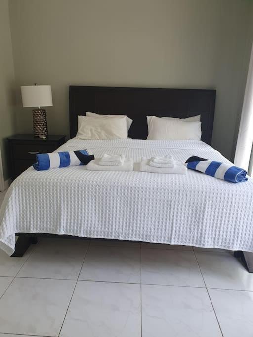 Orange Bay Townhouse By The Bay, Little Bay Country Club ,Negrilヴィラ エクステリア 写真