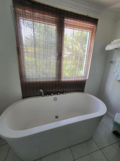 Orange Bay Townhouse By The Bay, Little Bay Country Club ,Negrilヴィラ エクステリア 写真